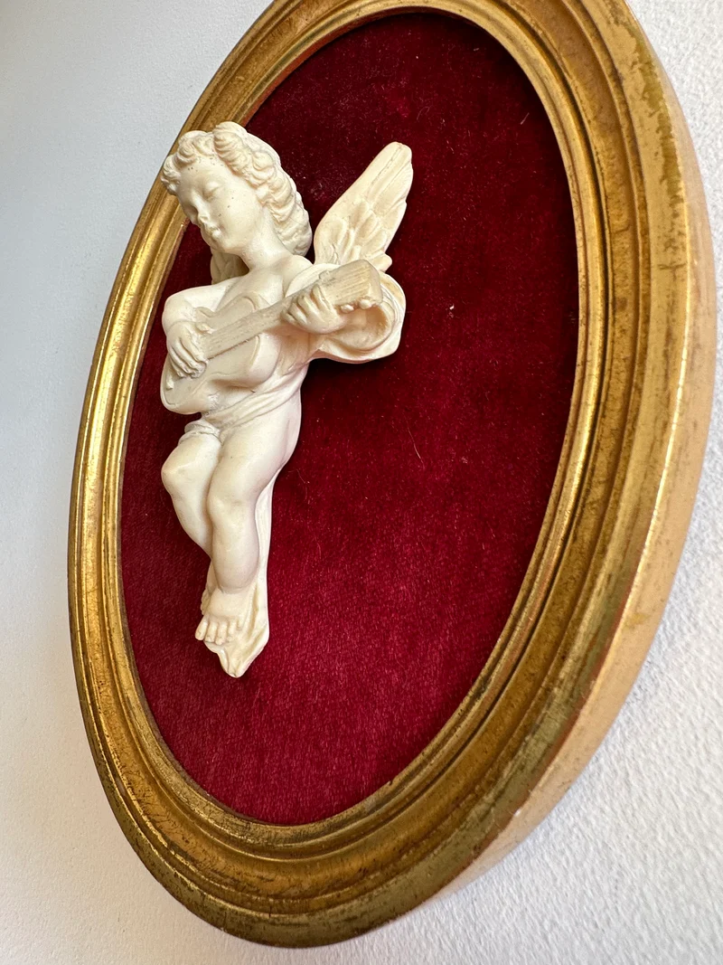 Angelot encadré de bois sur velours rouge