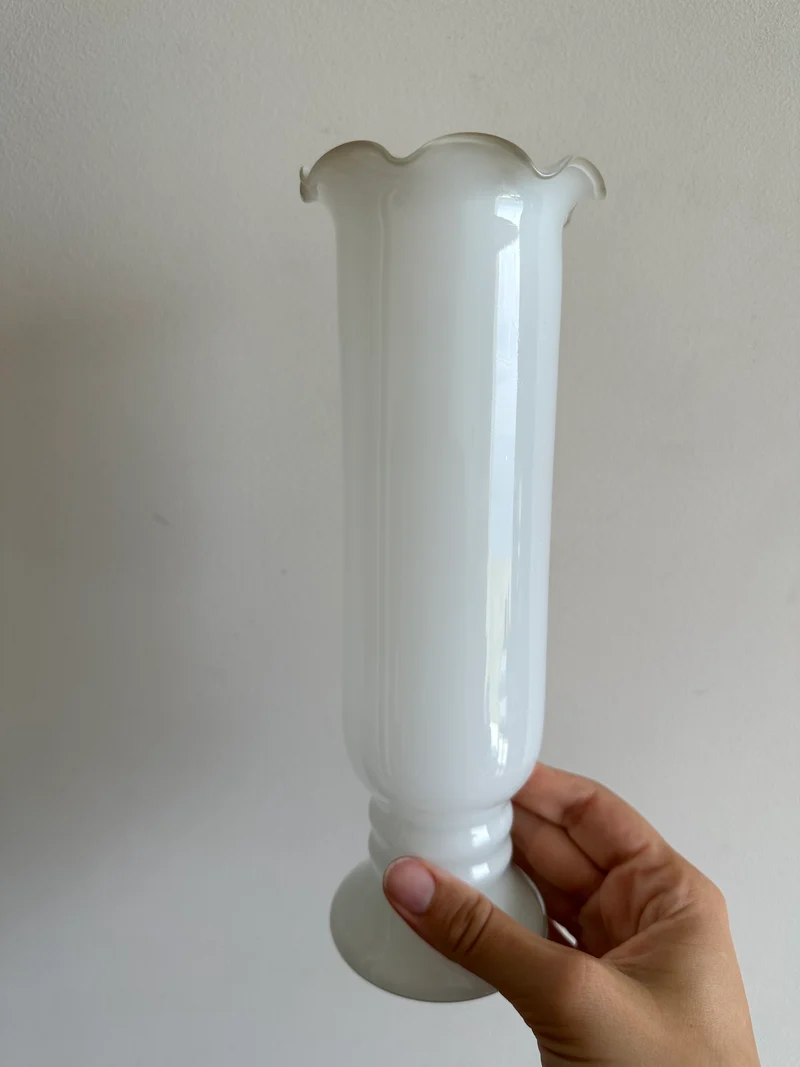 Vase en opaline blanche jeune femme années 50