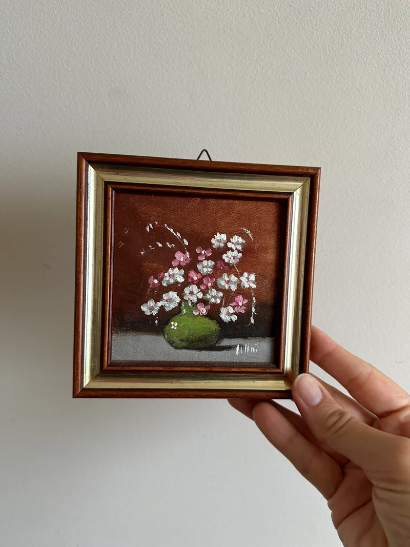 Peinture sur tissu signée fond bordeaux cadre en bois doré