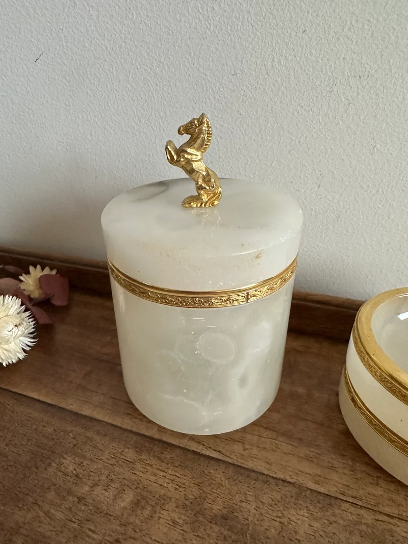 Pot en albâtre et bronze avec deux coupelles assorties