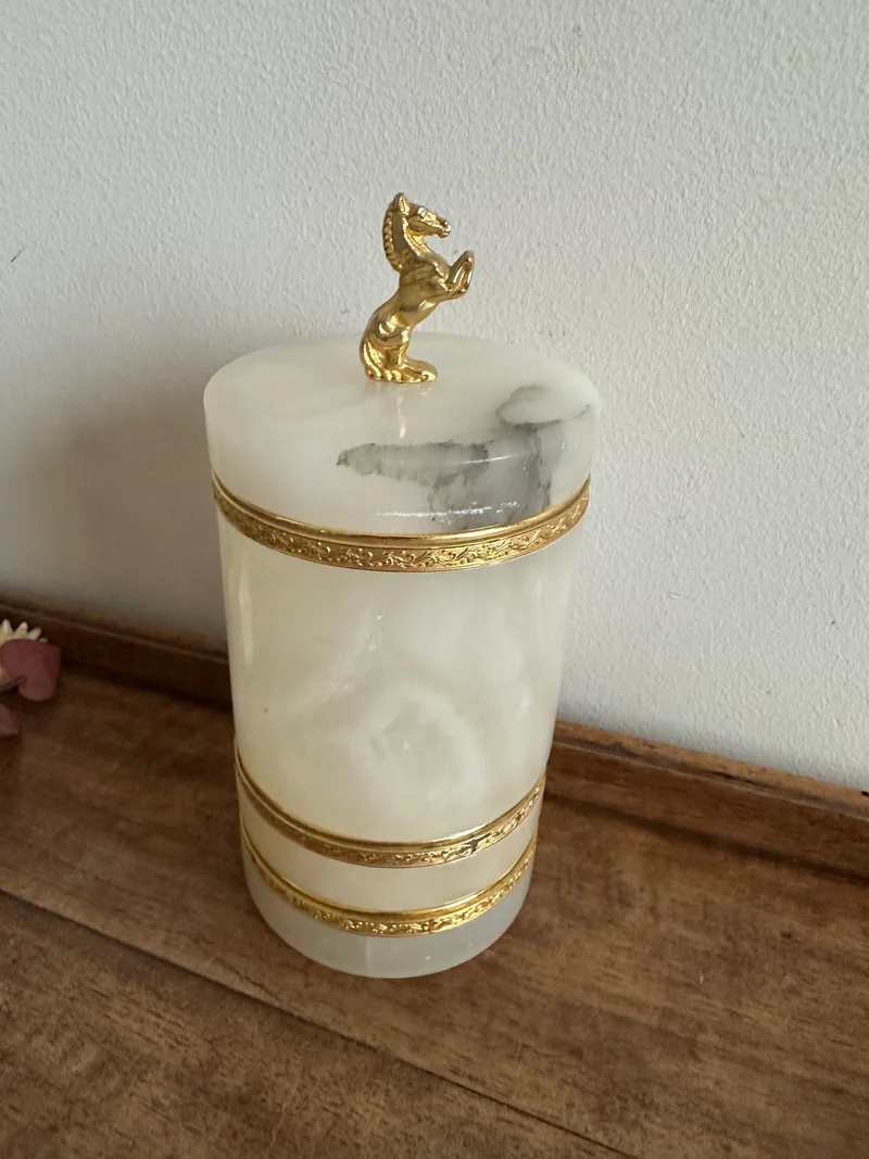 Pot en albâtre et bronze avec deux coupelles assorties