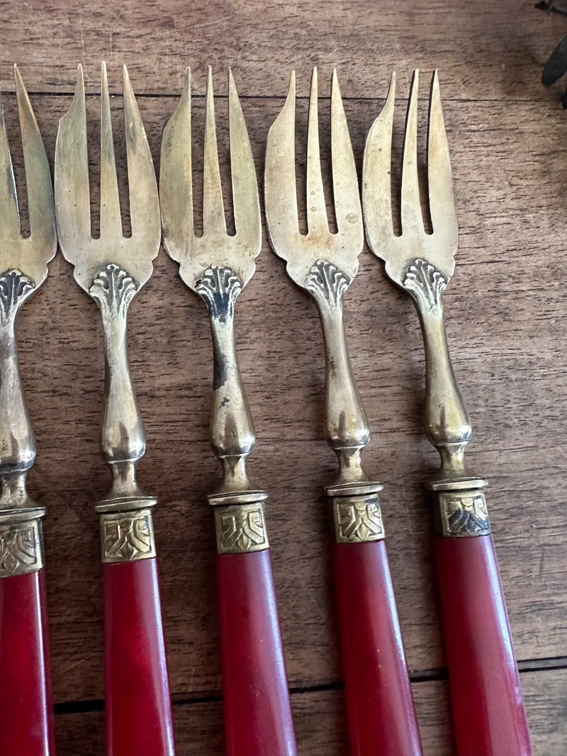 Fourchettes à dessert en bakélite rouge et vermeil