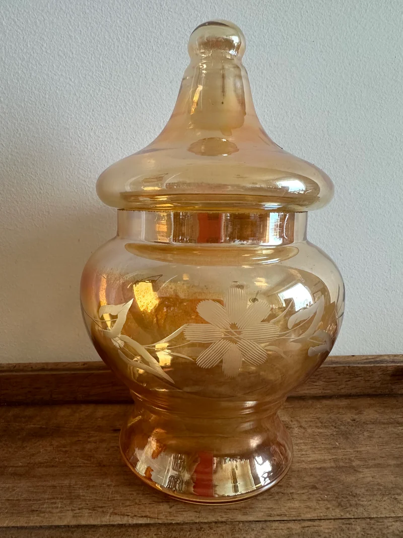 Bonbonnière en verre orangé irisé gravé