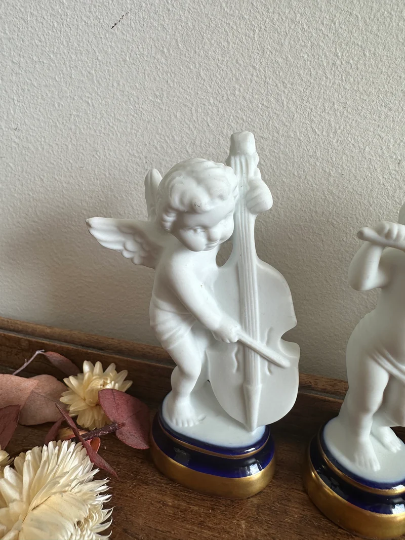 Angelots en biscuit et porcelaine de Limoges