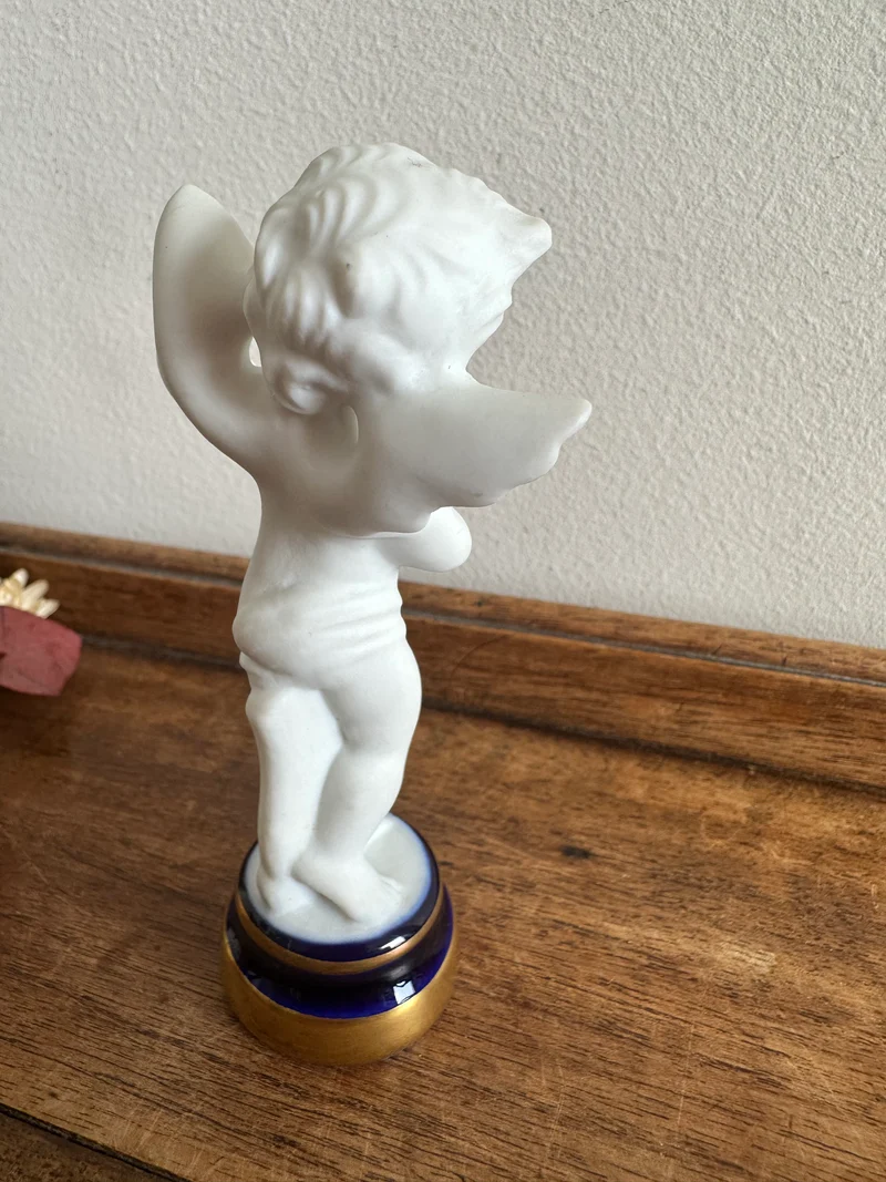 Angelots en biscuit et porcelaine de Limoges
