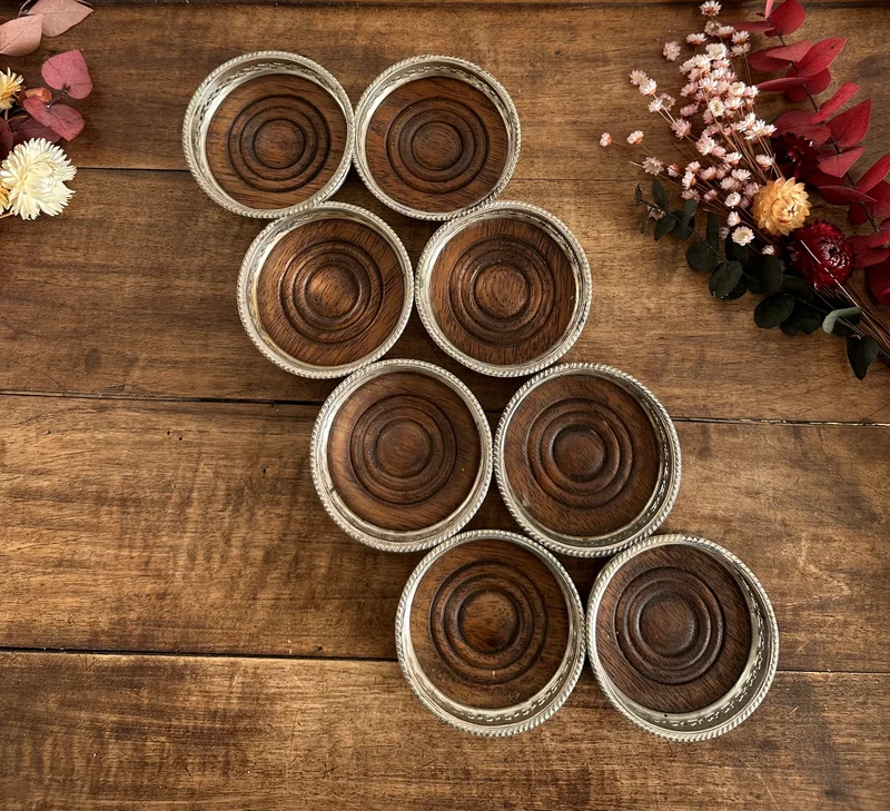Sous-verres en bois cerclé de métal argenté