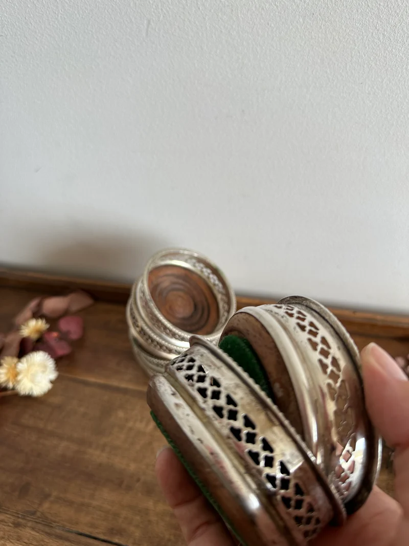 Sous-verres en bois cerclé de métal argenté