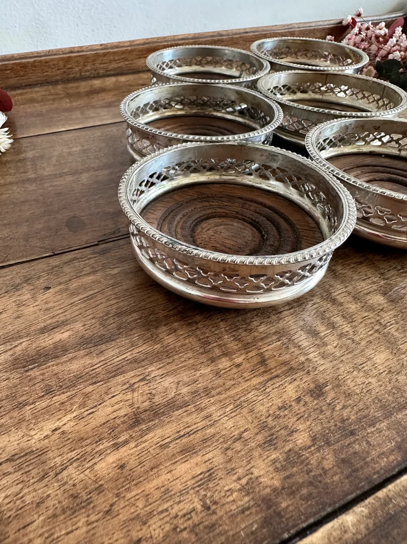 Sous-verres en bois cerclé de métal argenté