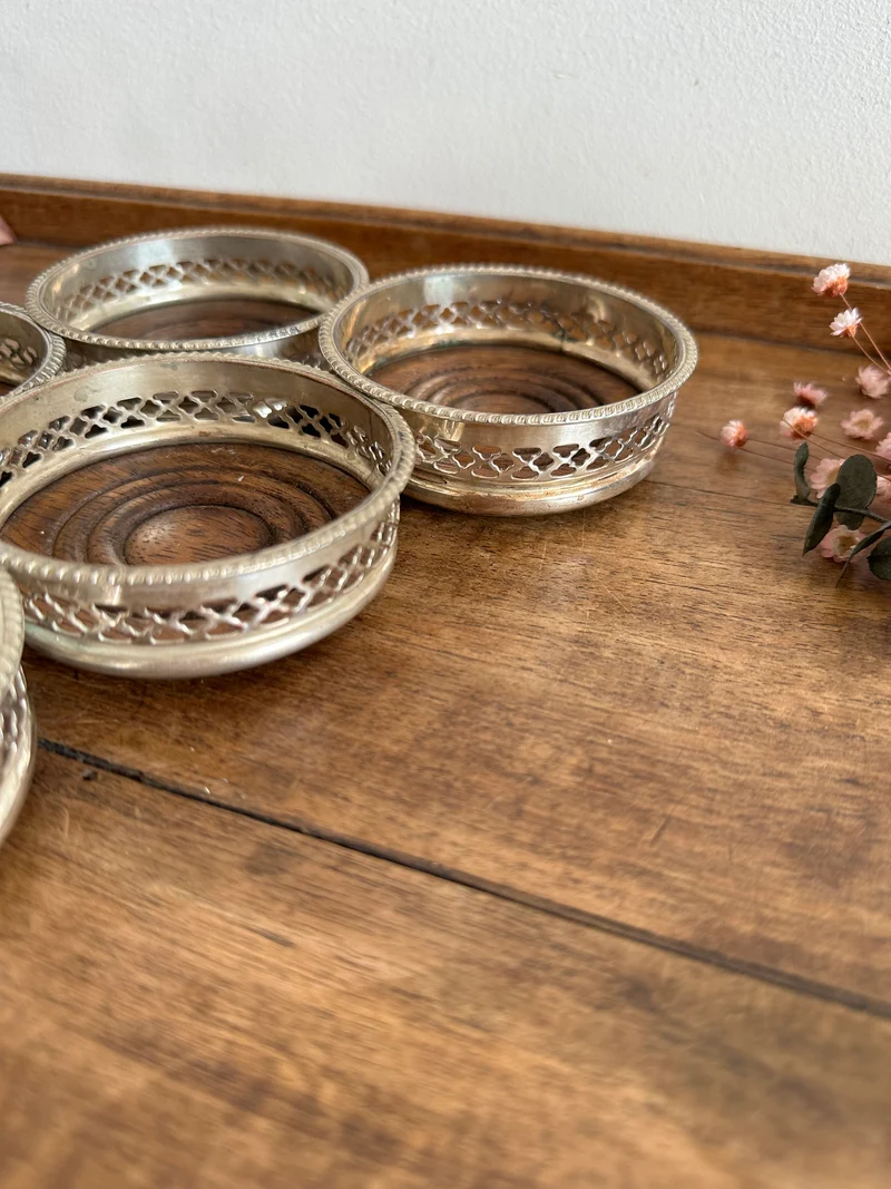 Sous-verres en bois cerclé de métal argenté