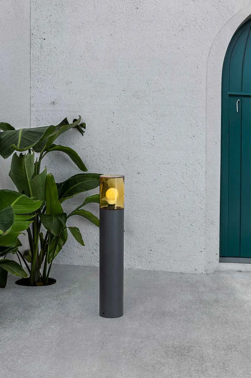 Borne extérieure KILA gris foncé verre ambré – Éclairage jardin design IP65