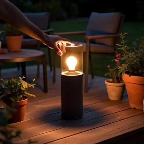 Borne extérieure KILA IP65 gris foncé : potelet design en verre fumé pour éclairage décora