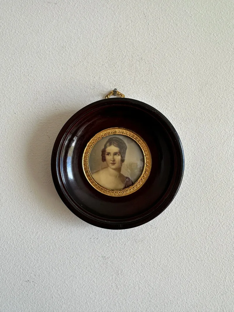 Médaillon miniature portrait de femme années 30 cerclé de laiton doré
