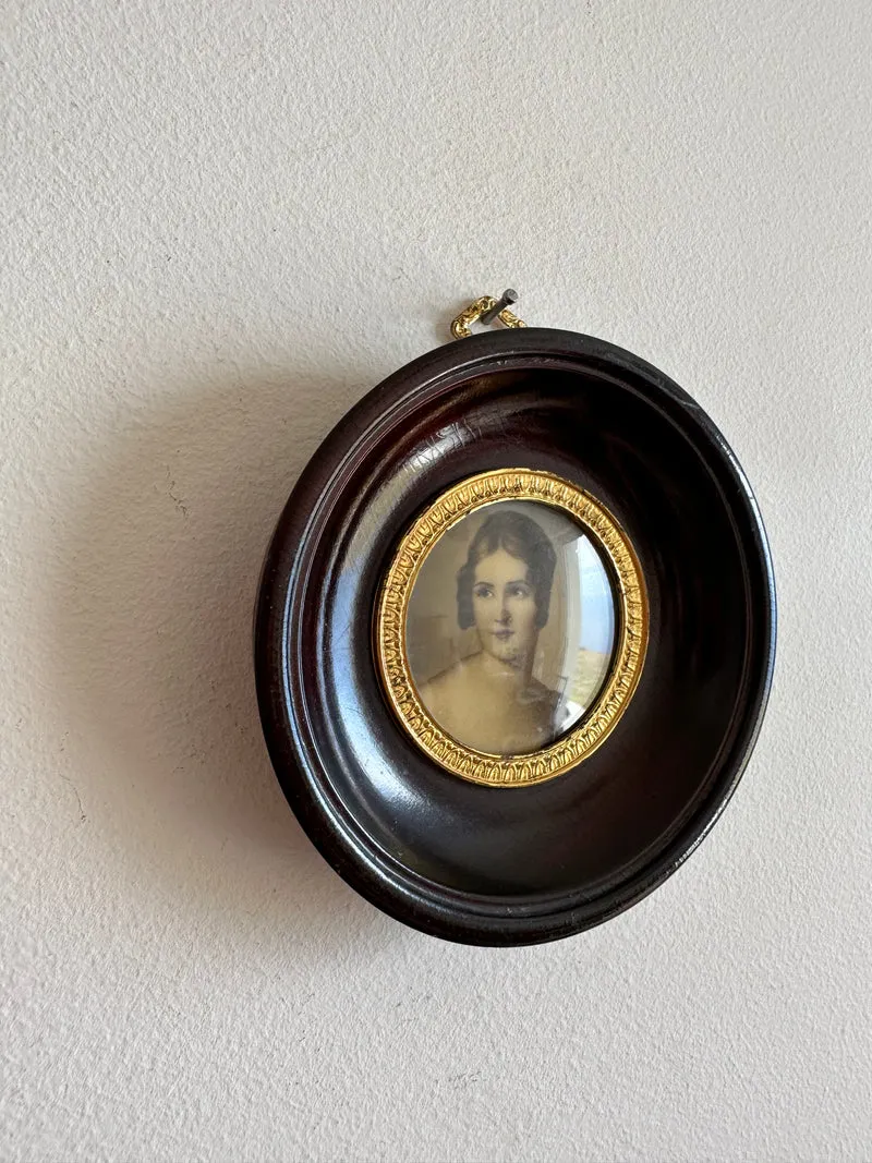 Médaillon miniature portrait de femme années 30 cerclé de laiton doré