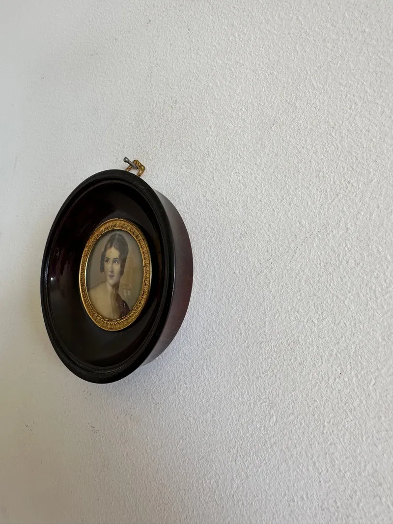 Médaillon miniature portrait de femme années 30 cerclé de laiton doré