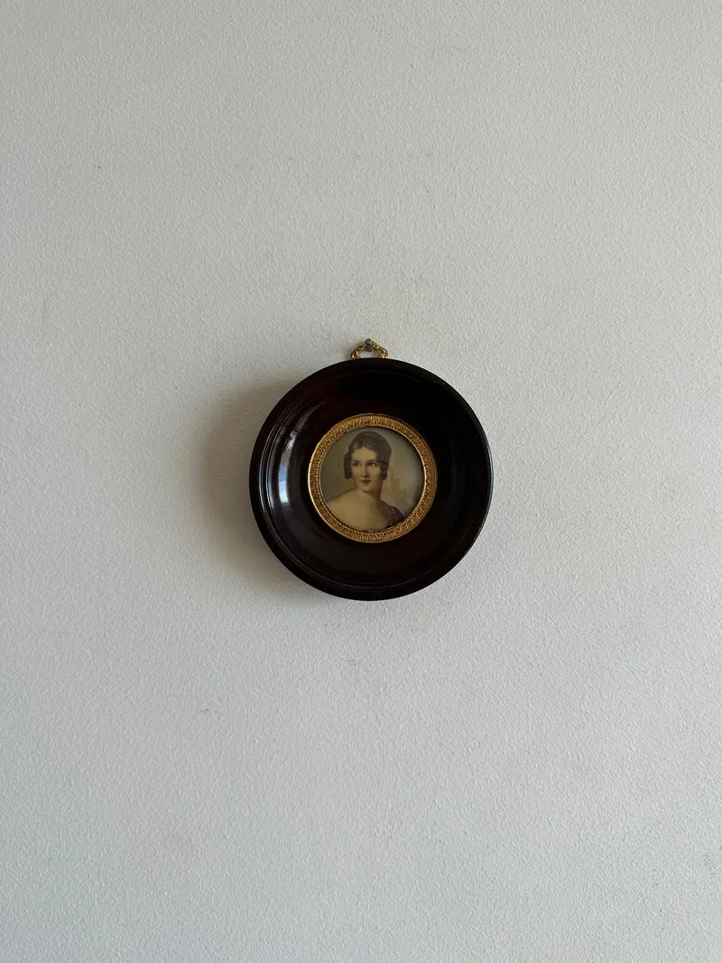 Médaillon miniature portrait de femme années 30 cerclé de laiton doré