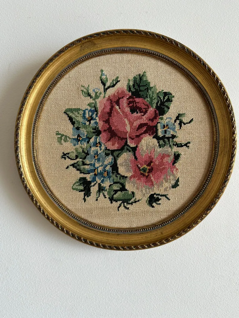 Broderies anciennes encadrées rondes