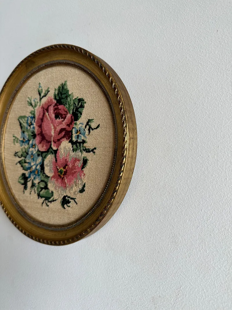 Broderies anciennes encadrées rondes