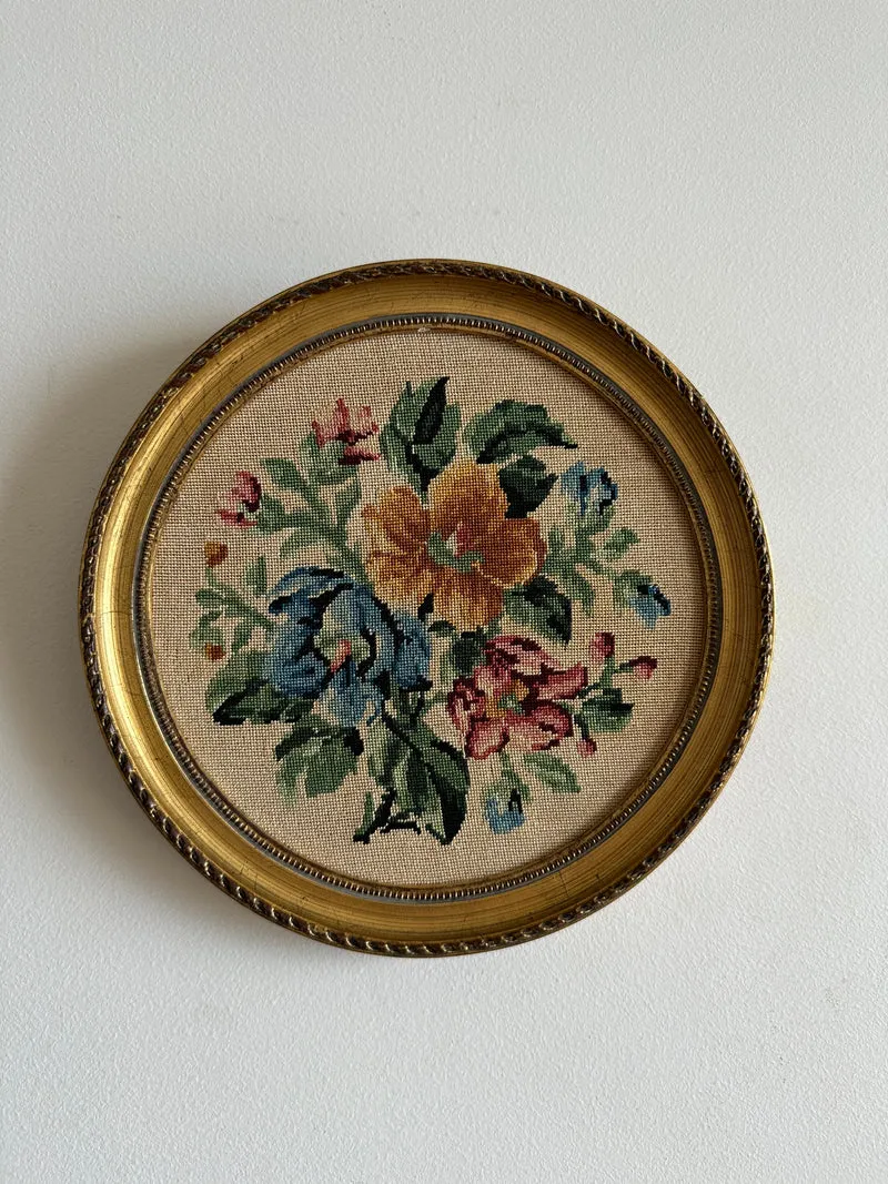 Broderies anciennes encadrées rondes