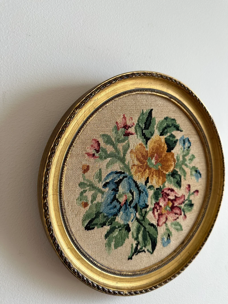Broderies anciennes encadrées rondes