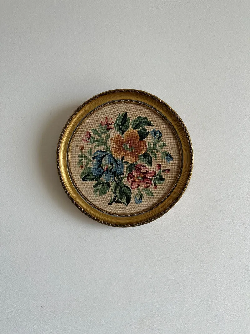 Broderies anciennes encadrées rondes