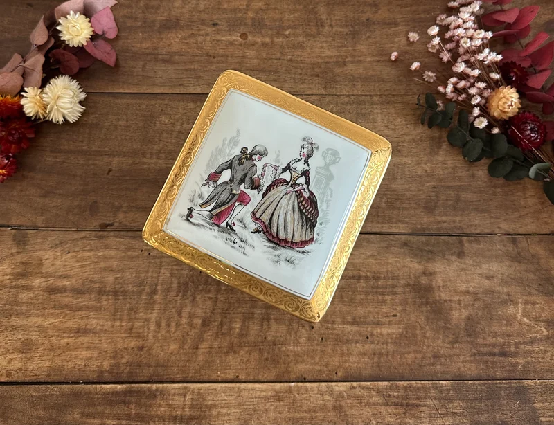 Boite en porcelaine Limoges sur pieds carrés motifs scène d'époque