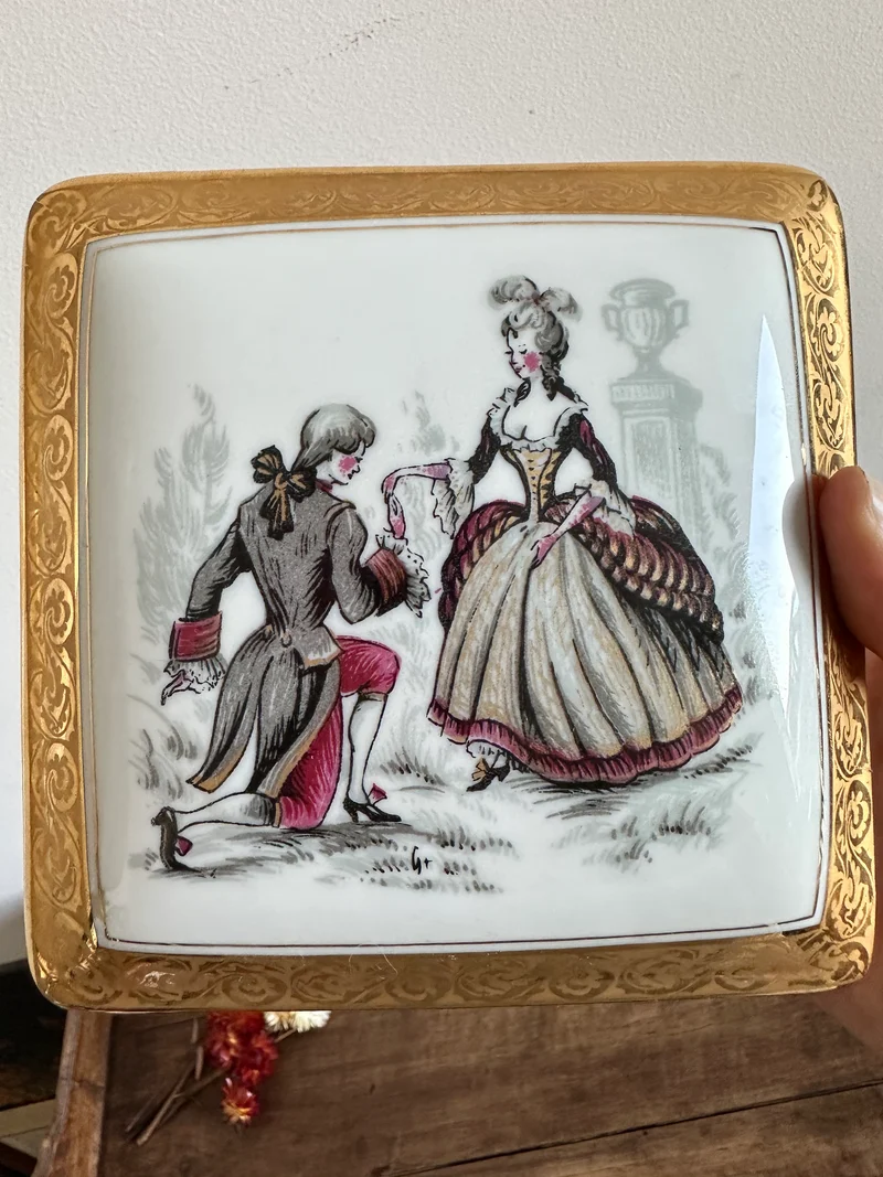 Boite en porcelaine Limoges sur pieds carrés motifs scène d'époque