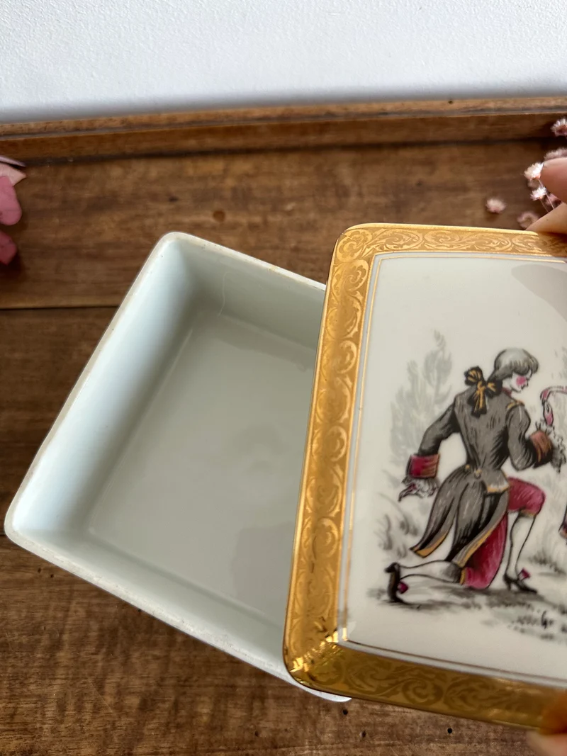 Boite en porcelaine Limoges sur pieds carrés motifs scène d'époque
