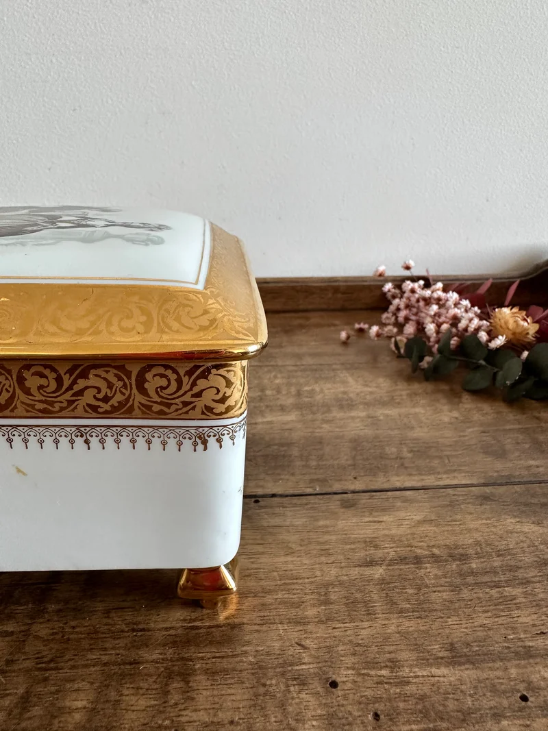 Boite en porcelaine Limoges sur pieds carrés motifs scène d'époque