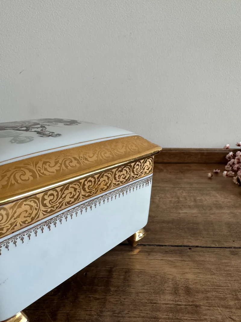 Boite en porcelaine Limoges sur pieds carrés motifs scène d'époque