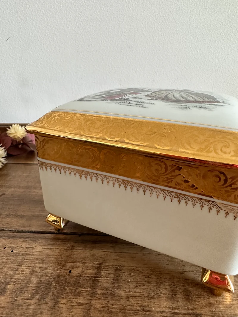 Boite en porcelaine Limoges sur pieds carrés motifs scène d'époque