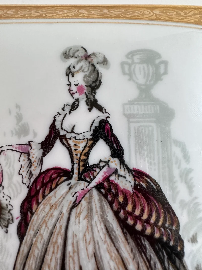 Boite en porcelaine Limoges sur pieds carrés motifs scène d'époque