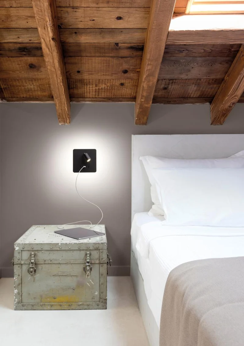Applique liseuse ROMEA USB noire
