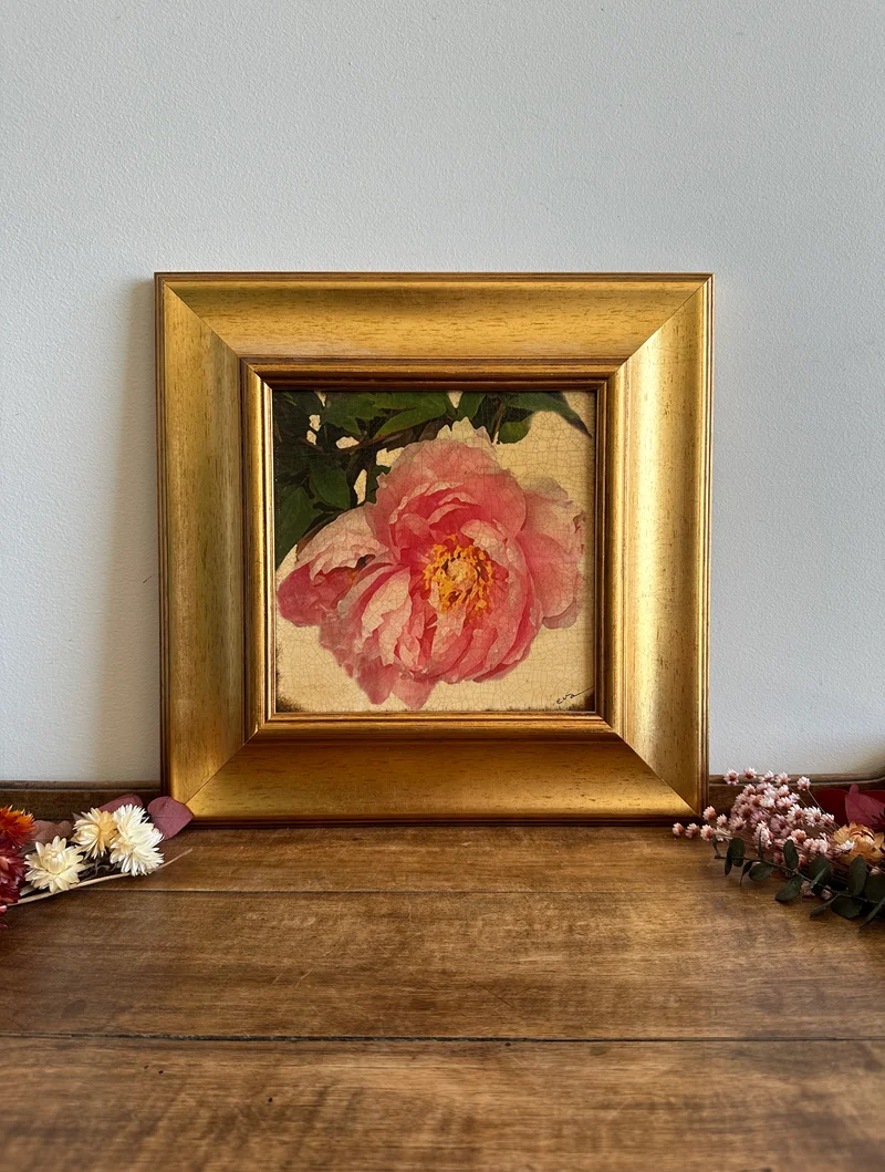 Toile marouflée sur bois représentant une rose dans son cadre épais doré