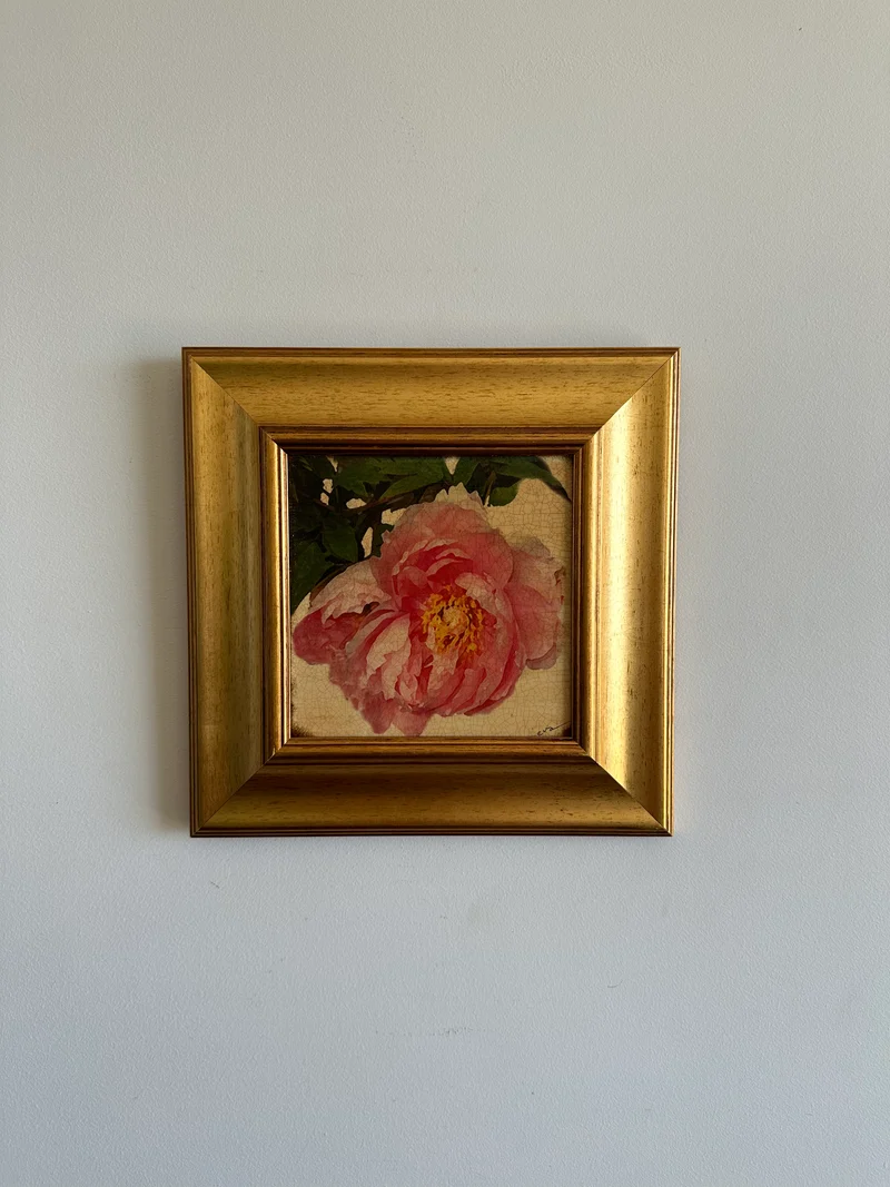 Toile marouflée sur bois représentant une rose dans son cadre épais doré