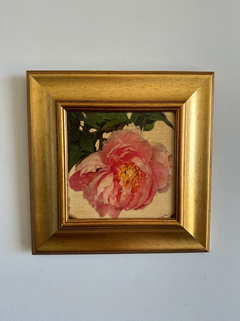 Toile marouflée sur bois représentant une rose dans son cadre épais doré