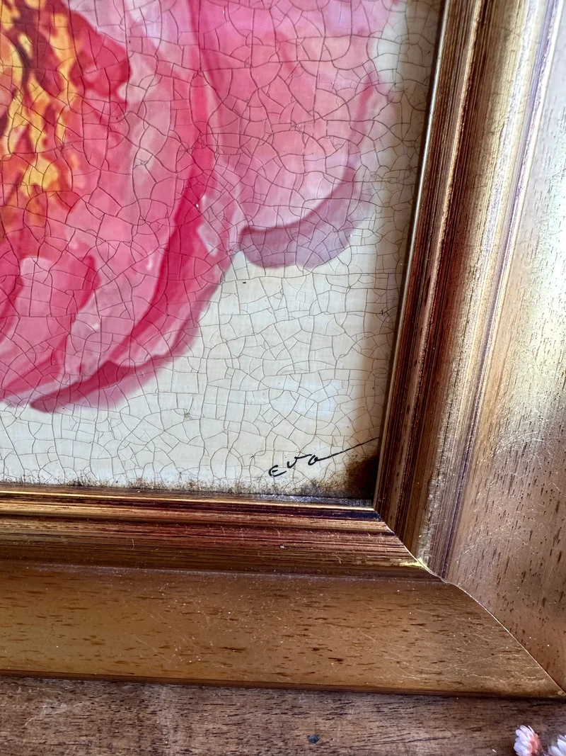 Toile marouflée sur bois représentant une rose dans son cadre épais doré