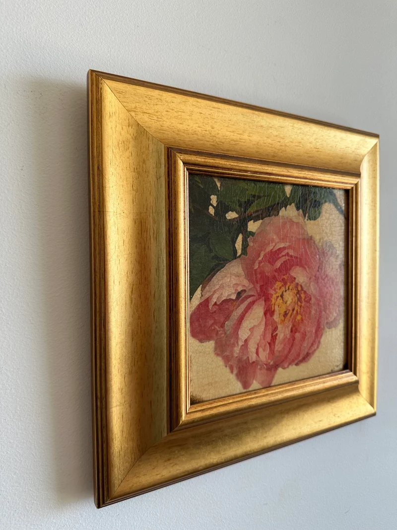 Toile marouflée sur bois représentant une rose dans son cadre épais doré