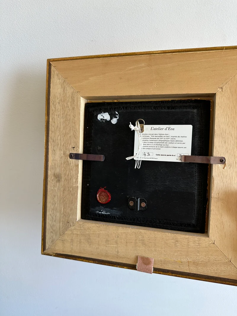 Toile marouflée sur bois représentant une rose dans son cadre épais doré