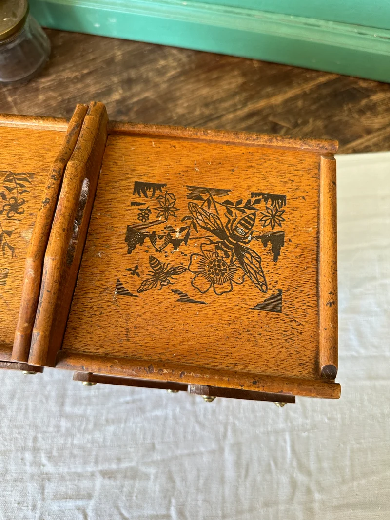 Travailleuse de table en bois avec gravures décoratives