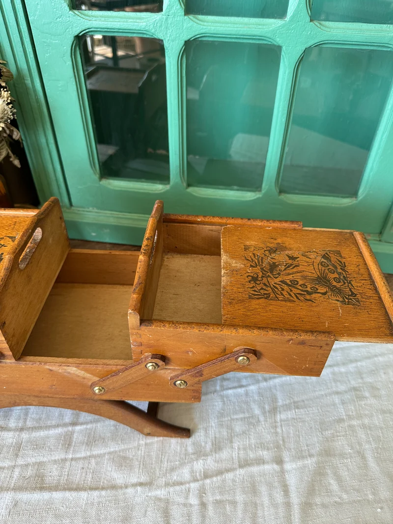 Travailleuse de table en bois avec gravures décoratives
