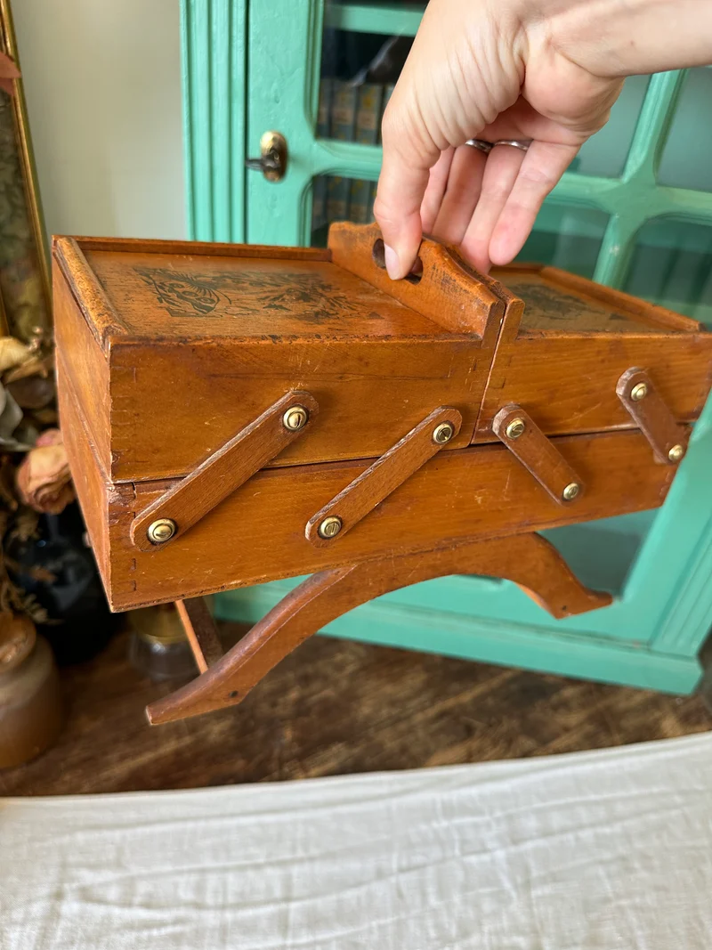 Travailleuse de table en bois avec gravures décoratives
