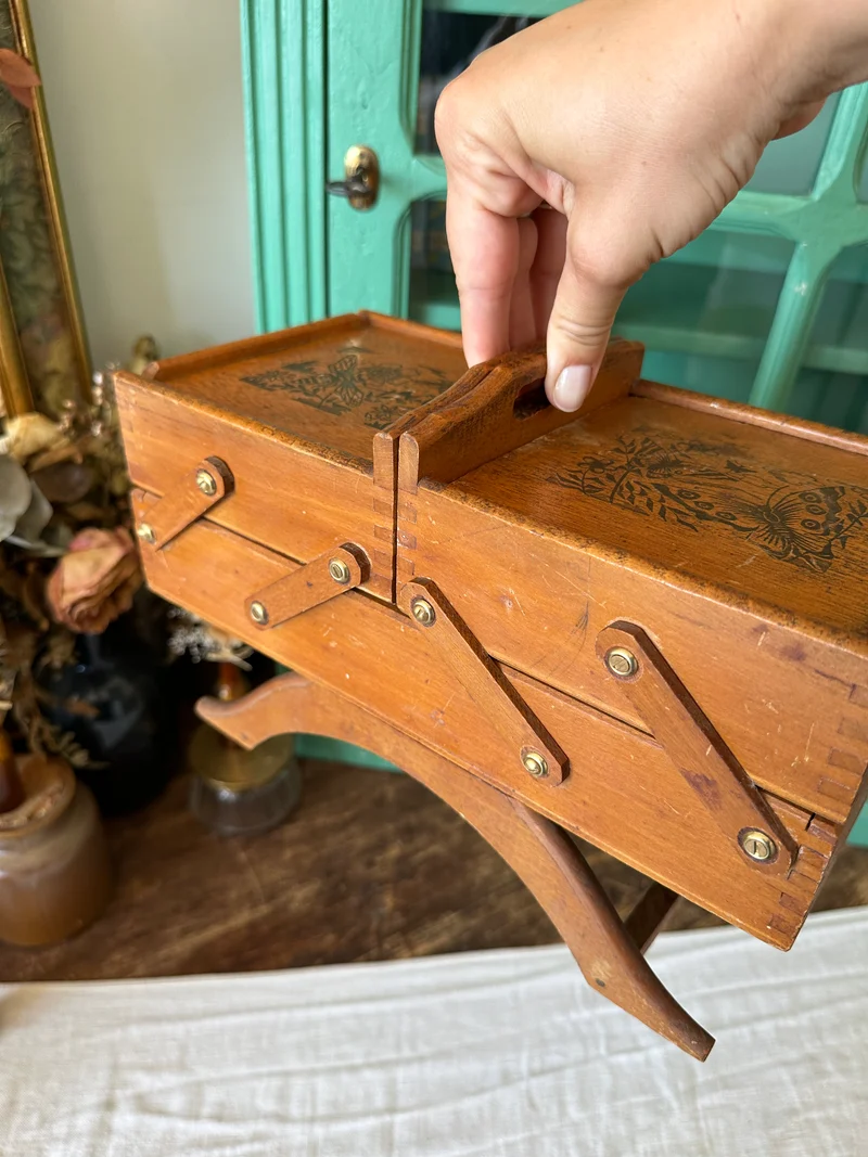 Travailleuse de table en bois avec gravures décoratives