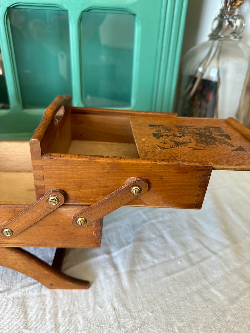 Travailleuse de table en bois avec gravures décoratives