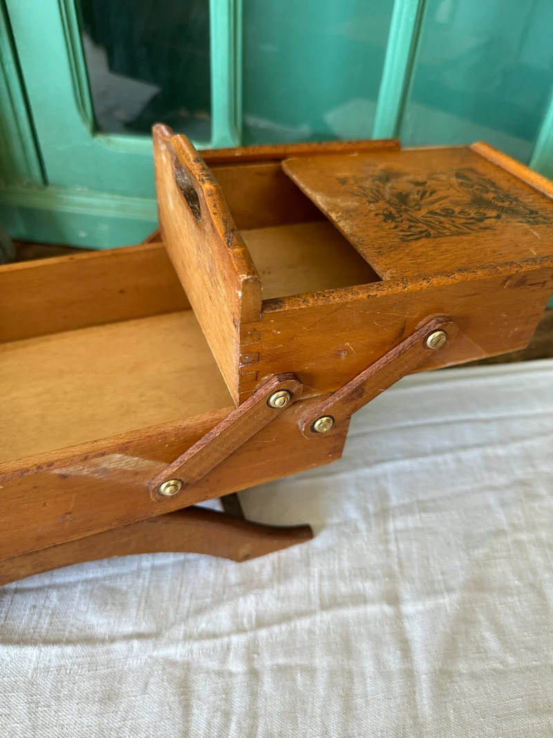 Travailleuse de table en bois avec gravures décoratives