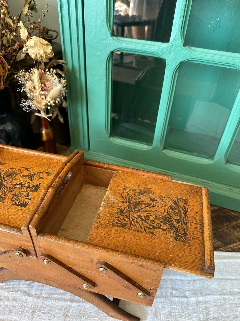 Travailleuse de table en bois avec gravures décoratives