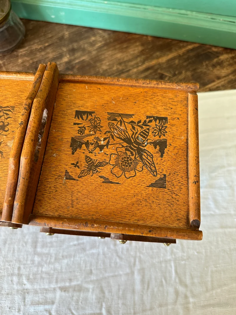 Travailleuse de table en bois avec gravures décoratives