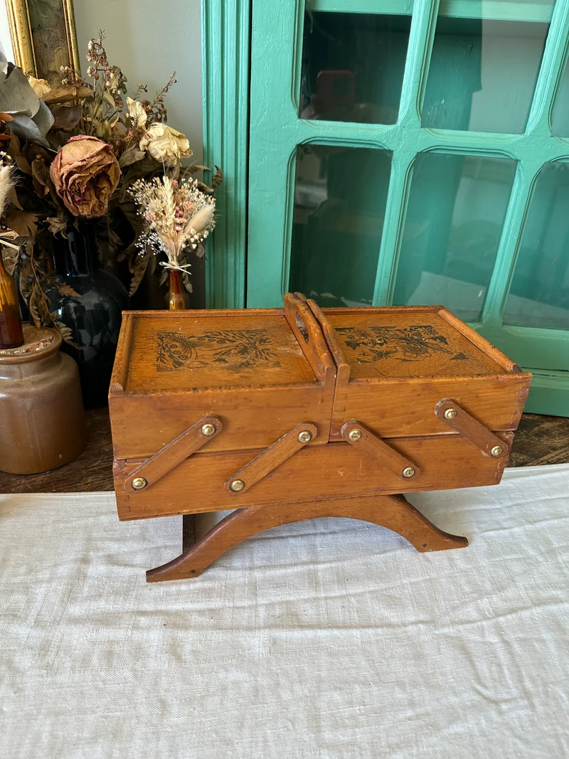 Travailleuse de table en bois avec gravures décoratives