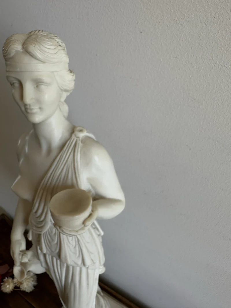 Représentation de Hébé d'après Bertel Thorvaldsen statue en résine