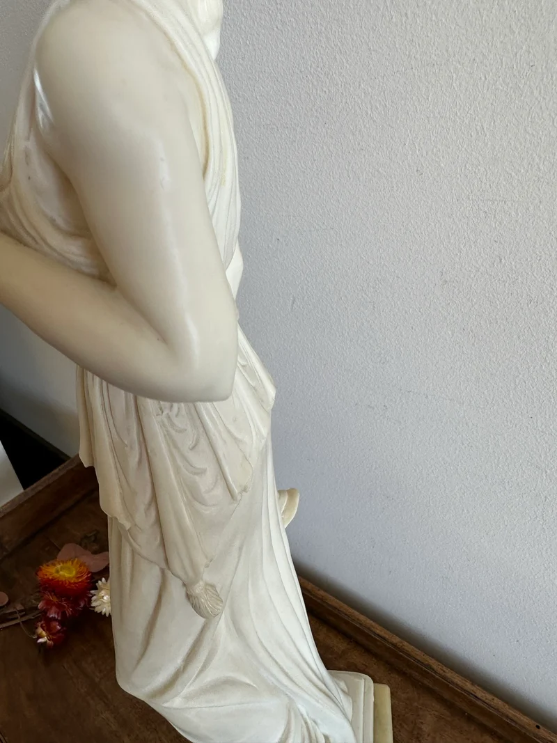 Représentation de Hébé d'après Bertel Thorvaldsen statue en résine