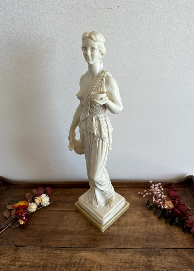 Représentation de Hébé d'après Bertel Thorvaldsen statue en résine